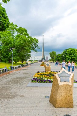 Rusya, Moskova - 12 Temmuz 2016: yaz aylarında Vdnh sokaklar strolling şehrin sakinleri