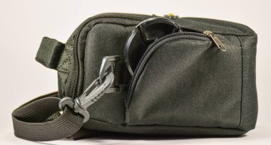 Beyaz arka plan üzerinde kamera için hafif ve kompakt fotoğraf çanta