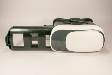 açık renkli sanal gerçeklik gözlükleri