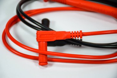 Beyaz arka plan üzerinde çeşitli parametreleri ölçmek için bir multimetre