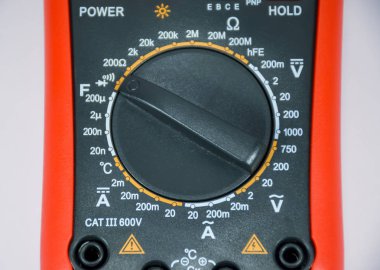 Beyaz arka plan üzerinde çeşitli parametreleri ölçmek için bir multimetre