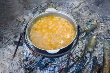 lezzetli mısır gevreği kaynar kazan ateşe içinde