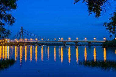 Ne zaman köprü üzerinden geniş nehirde Dnieper gece, Kiev, Ukrayna