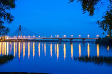 Ne zaman köprü üzerinden geniş nehirde Dnieper gece, Kiev, Ukrayna