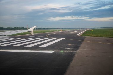 yolcu uçağı pist uçmak izin üzerinde durdu.