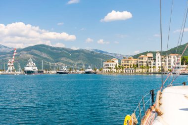 Karadağ, Tivat - 27 Mayıs 2017: çeşitli ebat ve büyük gemilerin yapan yatlara liman Tivat içinde demirleyen.