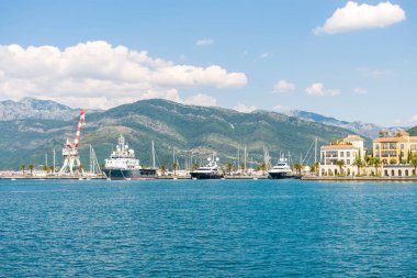 Karadağ, Tivat - 27 Mayıs 2017: çeşitli ebat ve büyük gemilerin yapan yatlara liman Tivat içinde demirleyen.