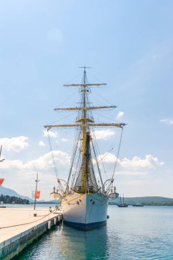 Karadağ, Tivat - 27 Mayıs 2017: Porto Karadağ vintage yat demirleyen.