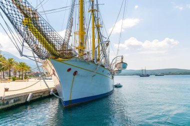 Karadağ, Tivat - 27 Mayıs 2017: Porto Karadağ vintage yat demirleyen.