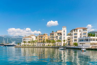 Karadağ, Tivat - 27 Mayıs 2017: çeşitli ebat ve büyük gemilerin yapan yatlara liman Tivat içinde demirleyen.