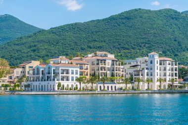 Karadağ, Tivat - 27 Mayıs 2017: çeşitli ebat ve büyük gemilerin yapan yatlara liman Tivat içinde demirleyen.