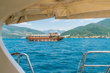 Karadağ, Tivat - 27 Mayıs 2107: Yatlar turistlere Boka Kotorska Körfezi yürüyüş yapın.