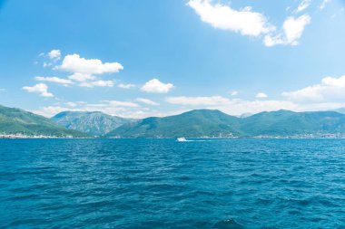 Pitoresk Boka Kotor Koyu'ndaki sırasında iyi güneşli hava, Karadağ 