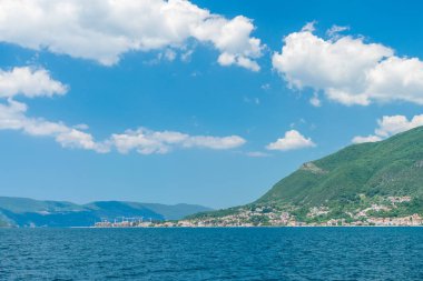 Pitoresk Boka Kotor Koyu'ndaki sırasında iyi güneşli hava, Karadağ 