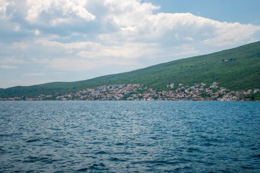 Pitoresk Boka Kotor Koyu'ndaki sırasında iyi güneşli hava, Karadağ 