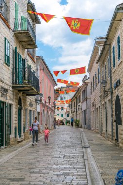 Karadağ, Herceg Novi - 27 Mayıs 2017: eski şehrin dar sokaklarında