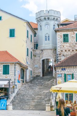 Karadağ, Herceg Novi - 27 Mayıs 2017: eski şehrin dar sokaklarında