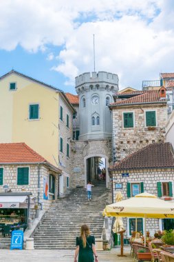 Karadağ, Herceg Novi - 27 Mayıs 2017: eski şehrin dar sokaklarında