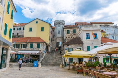 Karadağ, Herceg Novi - 27 Mayıs 2017: eski şehrin dar sokaklarında