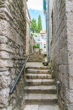 Karadağ, Herceg Novi - 27 Mayıs 2017: eski şehrin dar sokaklarında