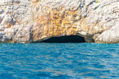 Blue Grotto büyük kayalar ile turkuaz su, Karadağ.
