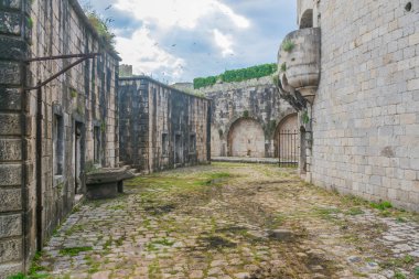 askeri Mamula, Karadağ Kalesi'nin avlusu