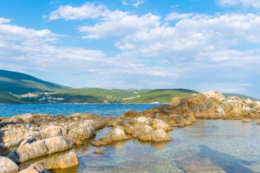 Adriyatik Denizi, Karadağ'hakkında kıyı taş kırma dalgalar