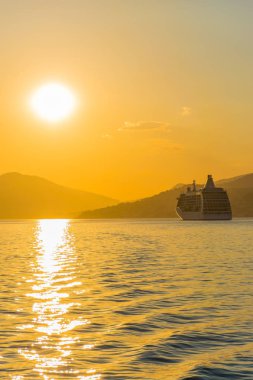 Boka Kotorska Bay, Karadağ boyunca günbatımı ışınlarının büyük liner yelken.