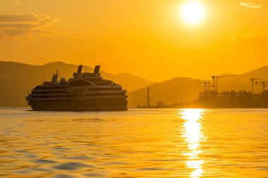 Boka Kotorska Bay, Karadağ boyunca günbatımı ışınlarının büyük liner yelken.