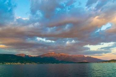 Doğal dramatik günbatımı görünümünde Karadağ, gökyüzü
