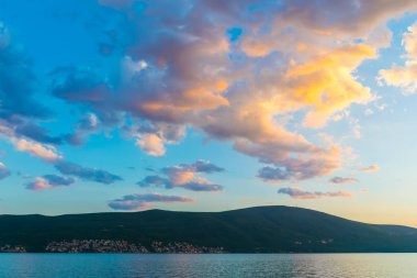 Doğal dramatik günbatımı görünümünde Karadağ, gökyüzü