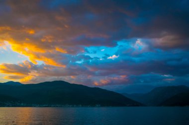 Doğal dramatik günbatımı görünümünde Karadağ, gökyüzü