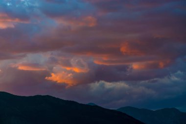 Doğal dramatik günbatımı görünümünde Karadağ, gökyüzü