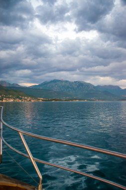 günbatımı, Abubaka Türbesi sırasında dağın tepesine 
