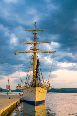 Karadağ, Tivat - 27 Mayıs 2017: Porto Karadağ vintage yat demirleyen.