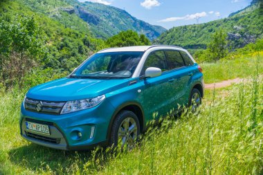 Karadağ, Prokletije dağlar - 29 Mayıs 2017: Suzuki Vitara ikinci el araba turist gezisi karla kaplı dağlara gitti.