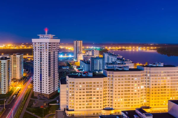 Gece parlayan kentsel şehir görünümünü