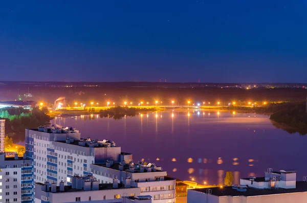 Gece parlayan kentsel şehir görünümünü