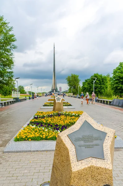Rusya, Moskova - 12 Temmuz 2016: yaz aylarında Vdnh sokaklar strolling şehrin sakinleri