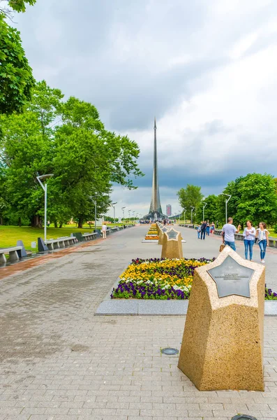 Rusya, Moskova - 12 Temmuz 2016: yaz aylarında Vdnh sokaklar strolling şehrin sakinleri