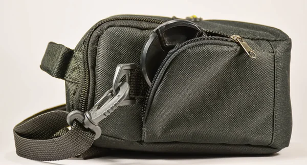 Beyaz arka plan üzerinde kamera için hafif ve kompakt fotoğraf çanta