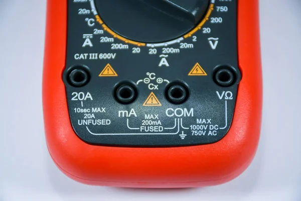 Beyaz arka plan üzerinde çeşitli parametreleri ölçmek için bir multimetre