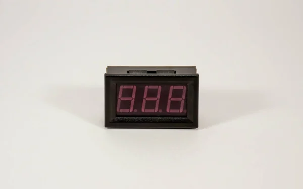 色ワイヤーと小さなデジタル指示電圧計電流計 — ストック写真