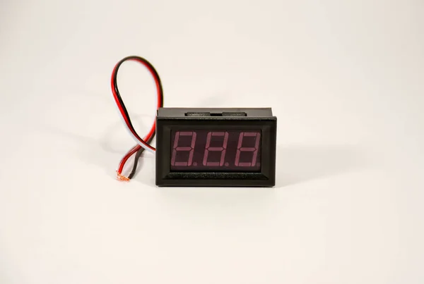 Kleine Digitale Indicator Voltmeter Ampèremeter Met Gekleurde Draden — Stockfoto