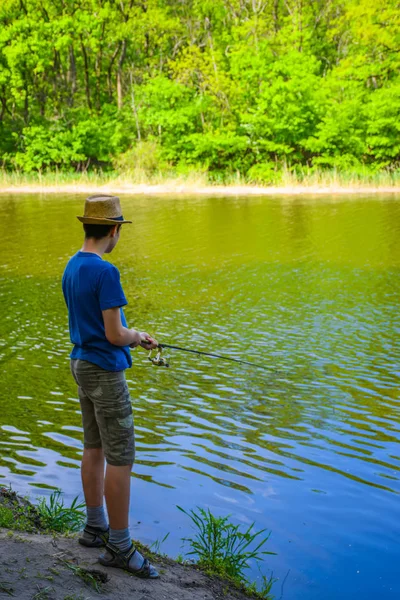 Mann Mit Leichtem Hut Angelt Sommer Auf Malerischem Fluss — Stockfoto
