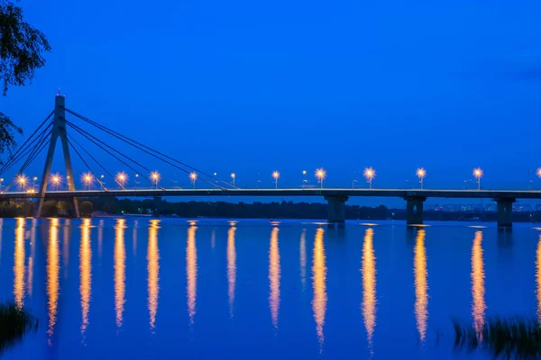 Zaman Köprü Üzerinden Geniş Nehirde Dnieper Gece Kiev Ukrayna — Stok fotoğraf
