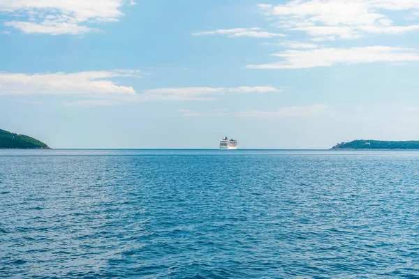 Лайнер Туристами Отправился Открытое Море — стоковое фото