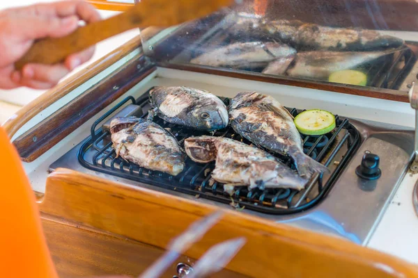 Närbild Grillad Havet Fisk Grillen Segling Yacht — Stockfoto