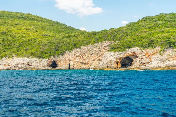 Blue Grotto büyük kayalar ile turkuaz su, Karadağ.