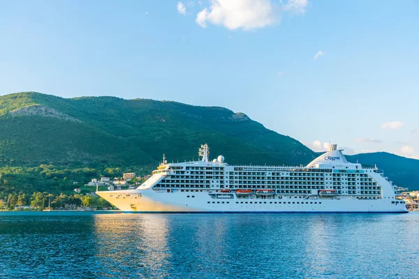 Boka Kotorska Bay, Karadağ boyunca günbatımı ışınlarının büyük liner yelken.